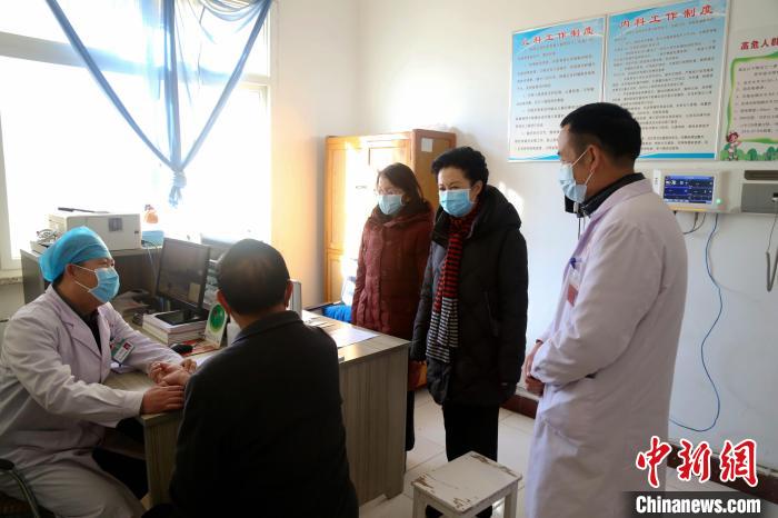 全國(guó)政協(xié)委員戴秀英：村醫(yī)越來(lái)越少，出路在哪？