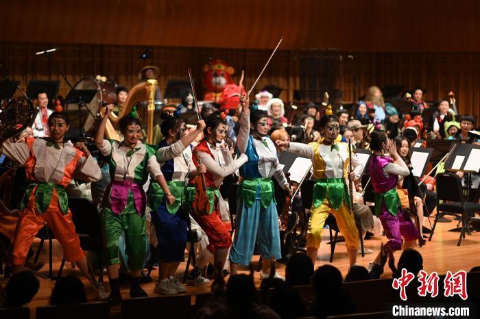 “音樂(lè)奇妙夜”西安上演歌者、樂(lè)手化身“卡通人”