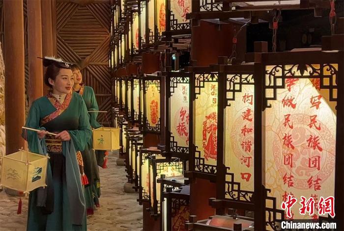 圖為游客身著古裝逛燈會(huì)。　張振祥 攝