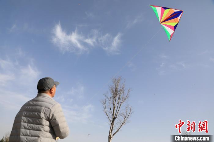 市民在放風(fēng)箏?！∴囆?攝