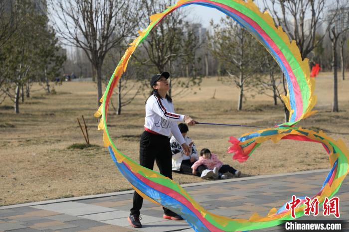 市民在公園里上演彩綢舞?！∴囆?攝