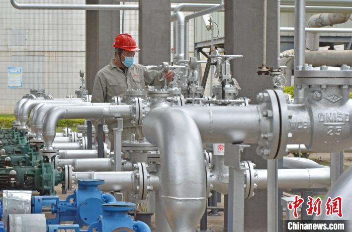 工人在查看設備儀表?！×趾霔v 攝