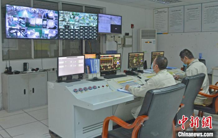 工人在中控室觀察各個生產(chǎn)車間運行情況?！×趾霔v 攝