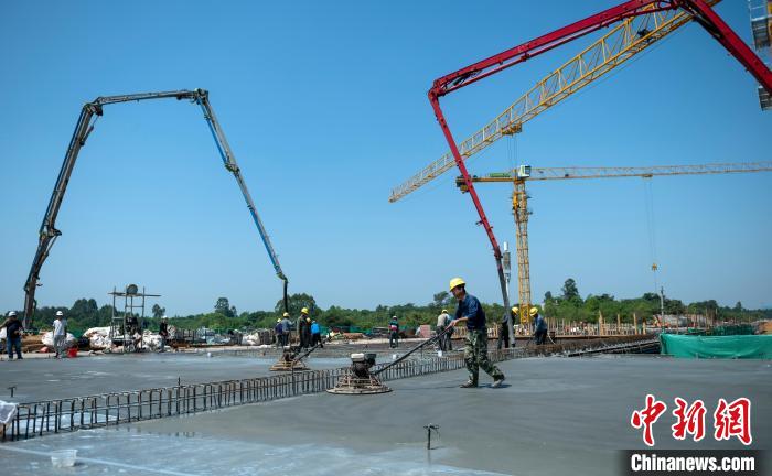 天府站多線橋施工澆筑現(xiàn)場?！⒅铱?攝