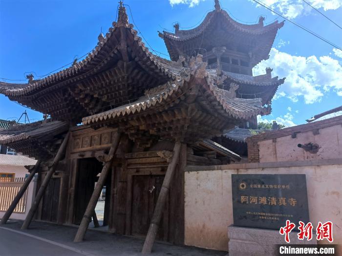 圖為集漢、藏、伊斯蘭風(fēng)格于一體的700年歷史的全國重點(diǎn)保護(hù)文物——阿河灘清真寺?！埡ｖ?攝