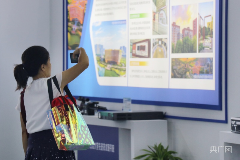 市民認(rèn)真觀展，拍攝展板上的說明內(nèi)容(央廣網(wǎng)記者 趙家慧 攝)