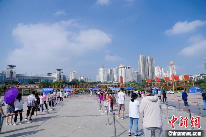 資料圖為居民有序排隊進行核酸檢測?！●R銘言 攝