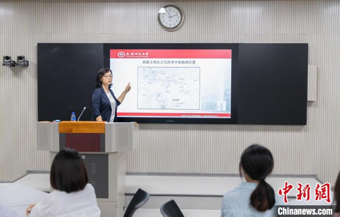 天津師范大學(xué)跨文化與世界文學(xué)研究院院長、教授郝嵐正在為同學(xué)們上課?！⊥踉谟?攝