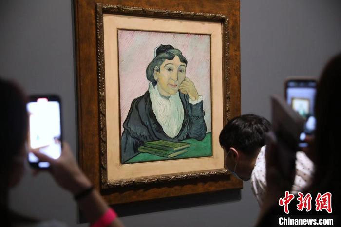 觀眾欣賞梵高畫作《阿爾勒婦女(吉努夫人肖像)》?！埡鄠?攝