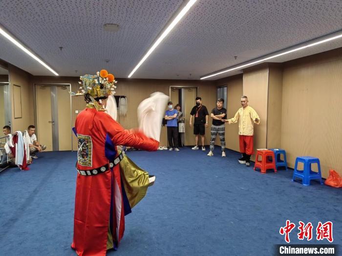 “天下第一團(tuán)”正在進(jìn)行練習(xí)?！±ド绞形捏w廣電和旅游局供圖