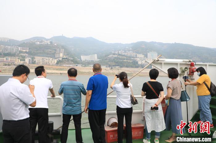 重慶市政協(xié)“同心聚力巴渝行”主題采訪團15日走進奉節(jié)，了解當?shù)卣f(xié)委員護江成效?！×簹J卿 攝