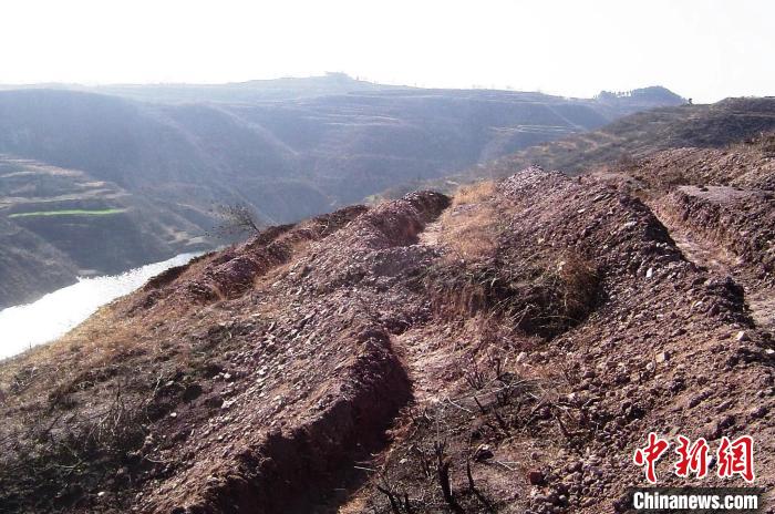 圖為荒坡原貌?！●T華 攝