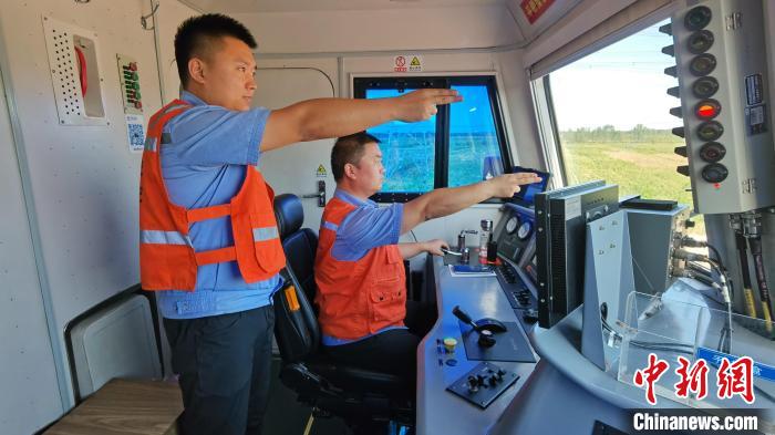 為確保首趟班列安全正點(diǎn)開行，東營鐵路運(yùn)輸分處認(rèn)真做好班列開行的各項(xiàng)準(zhǔn)備工作?！≈需F三局運(yùn)輸工程分公司供圖