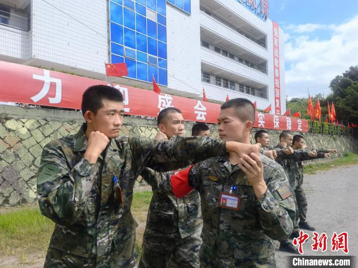 新兵尤云龍(左)不斷向一名合格軍人蛻變?！￡愴?攝