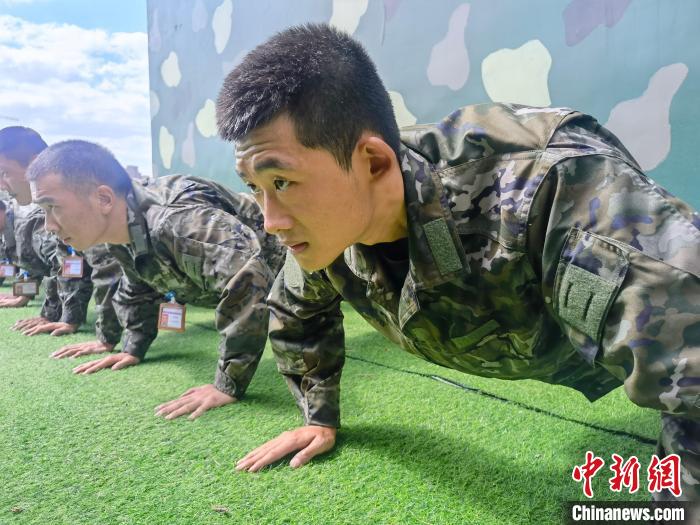 尤云龍正在和戰(zhàn)友進(jìn)行體能訓(xùn)練。　林靖松 攝