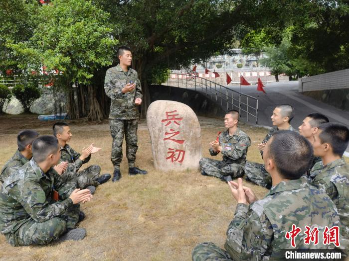 尤云龍為戰(zhàn)友講述父輩保家衛(wèi)國的故事?！＄姛樋?攝