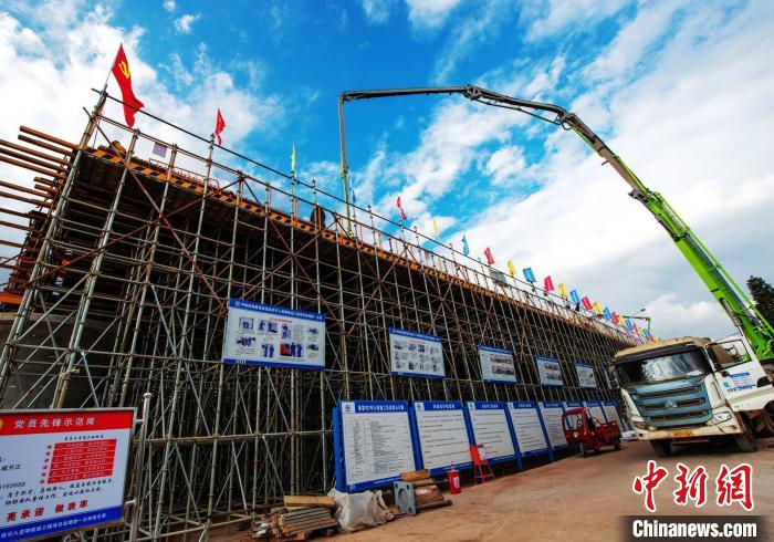 圖為渝昆高鐵云南段境內(nèi)首座大橋連續(xù)梁混凝土澆筑施工現(xiàn)場(chǎng)。　何呂鵬 攝