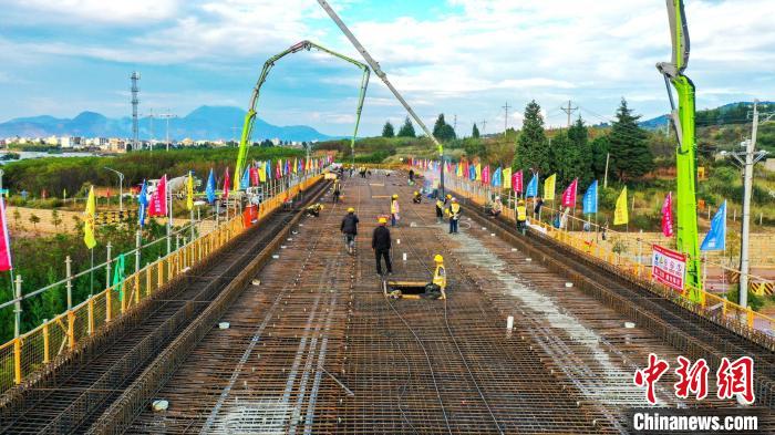 圖為渝昆高鐵云南段境內(nèi)首座大橋連續(xù)梁混凝土澆筑施工現(xiàn)場(chǎng)?！⑽馁F 攝