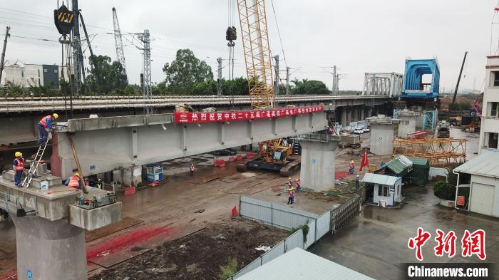 廣湛高鐵廣珠京廣聯絡線特大橋首片T梁成功架設