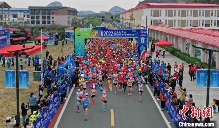 2022年龍虎山半程馬拉松鳴槍開(kāi)跑?！⒅剧?攝