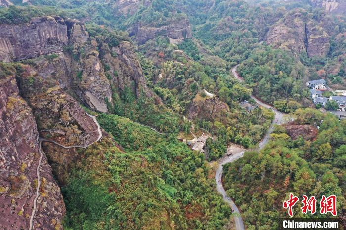 2022年龍虎山半程馬拉松鳴槍開(kāi)跑。　劉志琨 攝