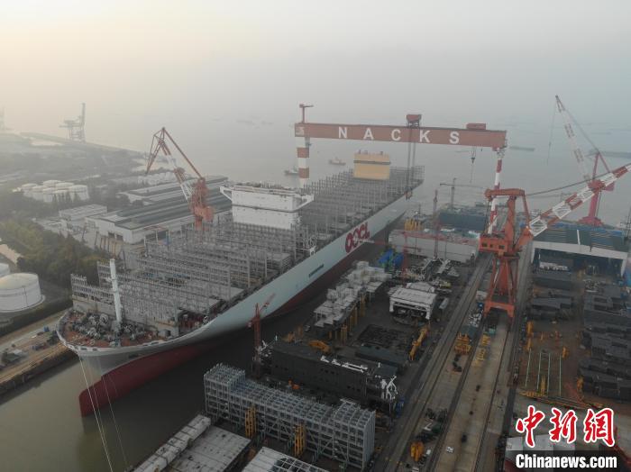 15日，全球綠色環(huán)保型集裝箱船“巨無霸”從江蘇出塢?！∧贤êＪ戮止﹫D
