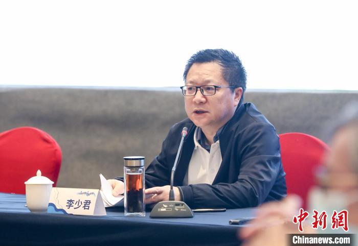 《詩(shī)刊》社主編李少君發(fā)言?！∠计挚h融媒體中心 供圖