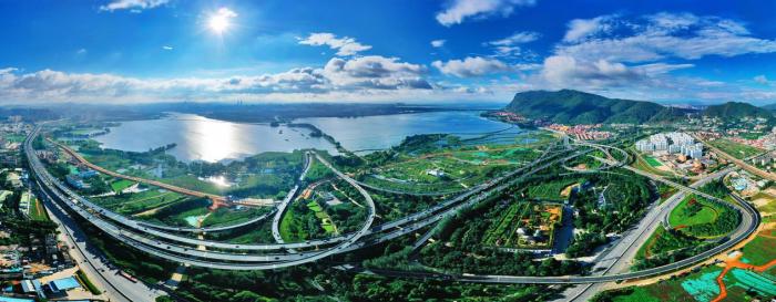 俯瞰昆明滇池沿岸。