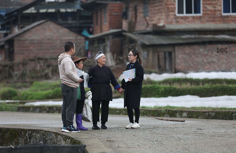 2022年3月24日，在廣西柳州市三江侗族自治縣良口鄉(xiāng)南寨村，紀(jì)檢監(jiān)察干部(右一、左一)在了解惠農(nóng)政策落實情況。