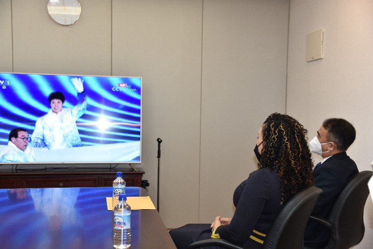 多米尼克友人與我外交官同看開幕式。中國駐多米尼克使館供圖