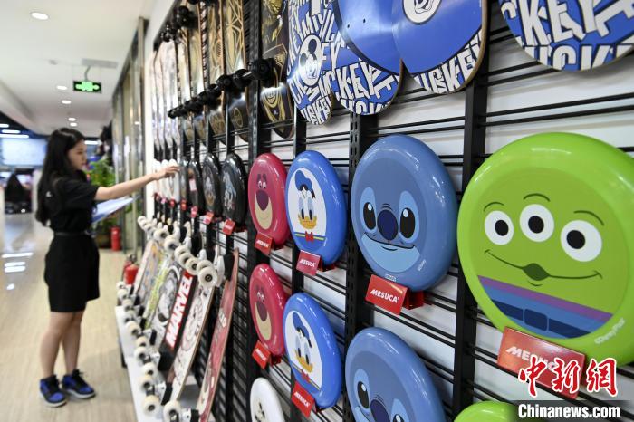 葉偉倫的體育用品公司推出了一系列IP授權(quán)款?！￡愺K旻　攝