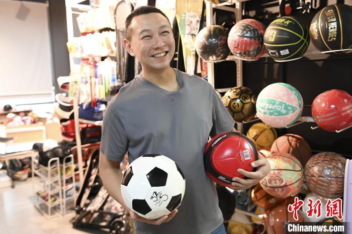 葉偉倫講述葉家在內(nèi)地的發(fā)展史，其中足球是他們家引以為傲的一個(gè)產(chǎn)品?！￡愺K旻 攝