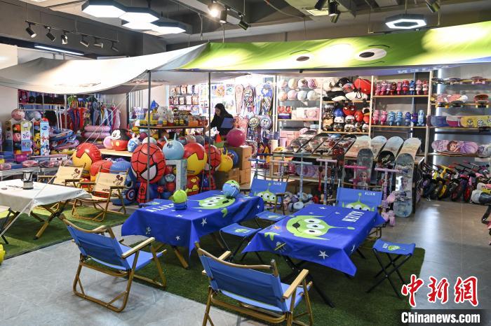 葉偉倫的體育用品公司推出了一系列產(chǎn)品?！￡愺K旻 攝