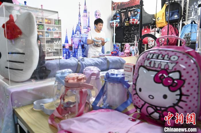 葉偉倫公司員工通過網(wǎng)絡(luò)直播方式銷售產(chǎn)品?！￡愺K旻 攝