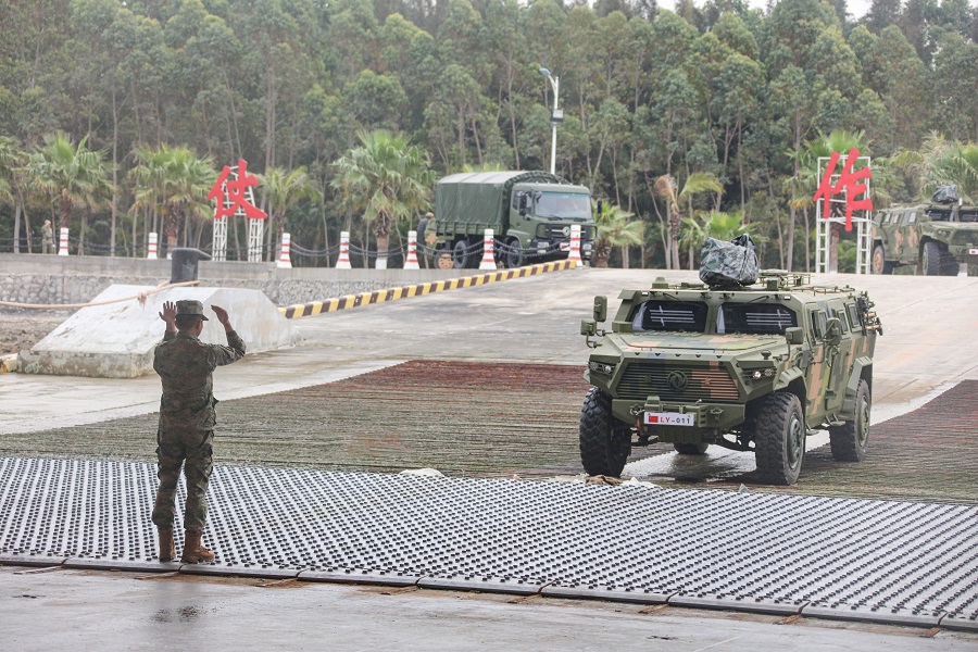 井岡山艦出發(fā)前進(jìn)行車輛裝載。井岡山艦供圖