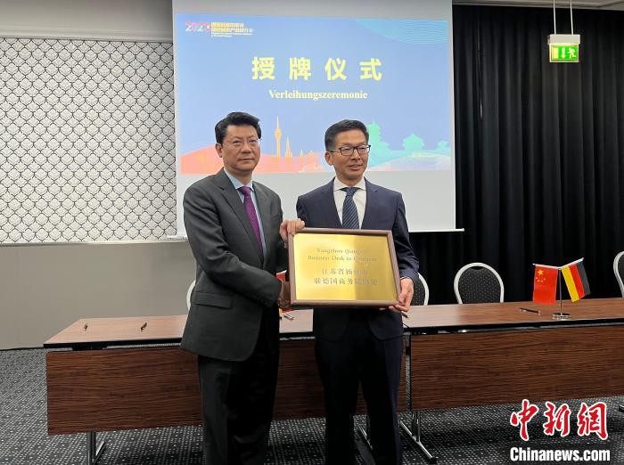 圖為授牌儀式現(xiàn)場?！●R秀秀 攝