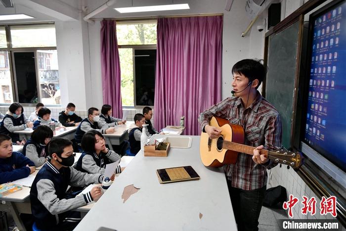 圖為3月16日，張家豪在福建福州延安中學(xué)教學(xué)。 <a target='_blank' href='/'><p  align=