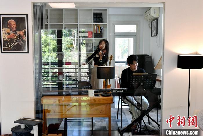 圖為3月10日，林佳臻(左)與張家豪在福建福州租的套房內(nèi)排練。 <a target='_blank' href='/'><p  align=