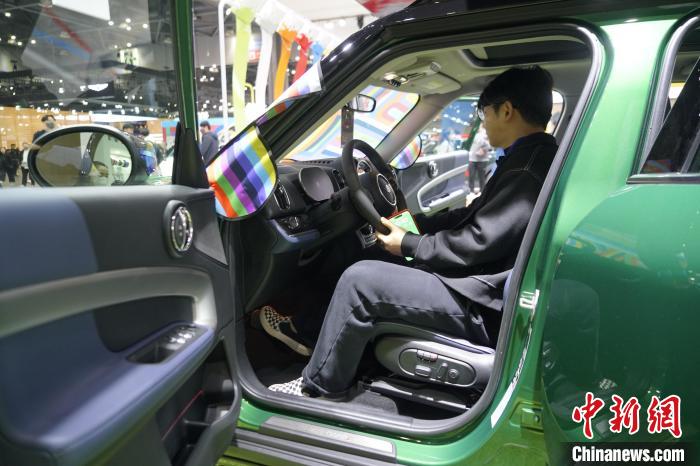 圖為觀眾在展會(huì)試駕車(chē)輛?！⑿?攝