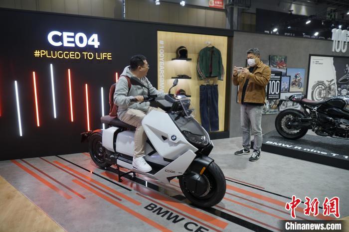 圖為觀眾在展會(huì)試駕車(chē)輛。　劉旭 攝