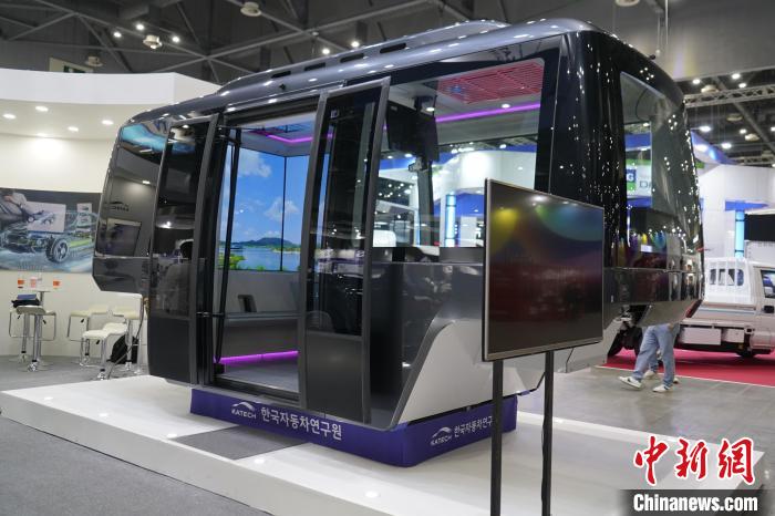 圖為展會(huì)上展示的無(wú)人駕駛移動(dòng)出行工具?！⑿?攝