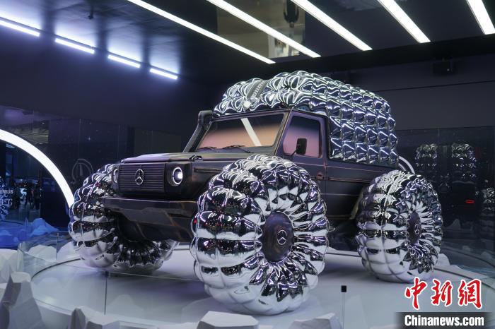 圖為梅賽德斯-奔馳和時(shí)尚品牌盟可睞(Moncler)共同設(shè)計(jì)的“Project MONDO G”?！⑿?攝