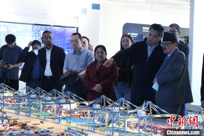 駐華使節(jié)和外交官參訪北部灣港智慧港口創(chuàng)新中心。　陳秋霞 攝