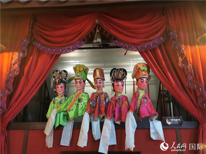 3D公仔戲臺(tái)。人民網(wǎng)記者 符園園攝