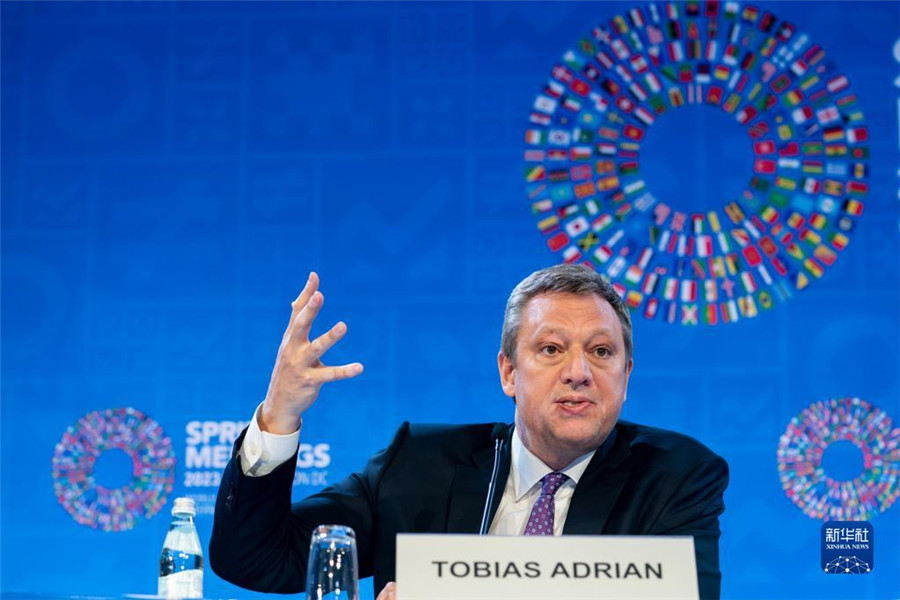 4月11日，在美國華盛頓，IMF貨幣與資本市場部主任托比亞斯·阿德里安出席記者會。新華社記者 劉杰 攝