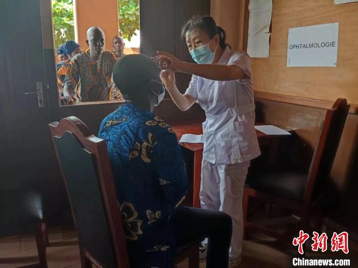 義診現(xiàn)場(chǎng)?！≈袊?guó)(寧夏)第26批援貝寧醫(yī)療隊(duì) 供圖