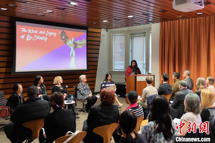 4月11日，紐約市立大學(xué)麥考利榮譽(yù)學(xué)院院長(zhǎng)達(dá)拉·伯恩主持劉士銘雕塑作品《想飛的人》收藏揭幕儀式。　劉士銘藝術(shù)基金會(huì) 供圖