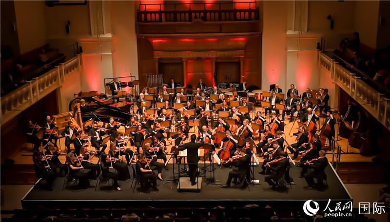 “東西之間”交響音樂會在倫敦舉辦。人民網(wǎng) 郭錦標(biāo)攝