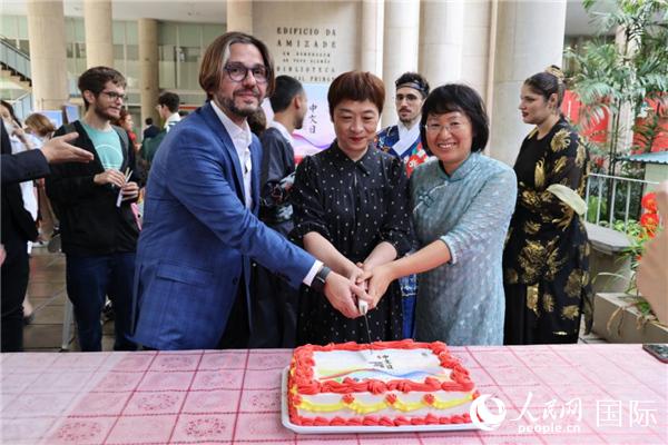 活動(dòng)現(xiàn)場，田敏總領(lǐng)事與里約天主教大學(xué)孔子學(xué)院中外方院長共同切蛋糕祝賀中文日活動(dòng)成功舉辦。人民網(wǎng)記者時(shí)元皓 攝