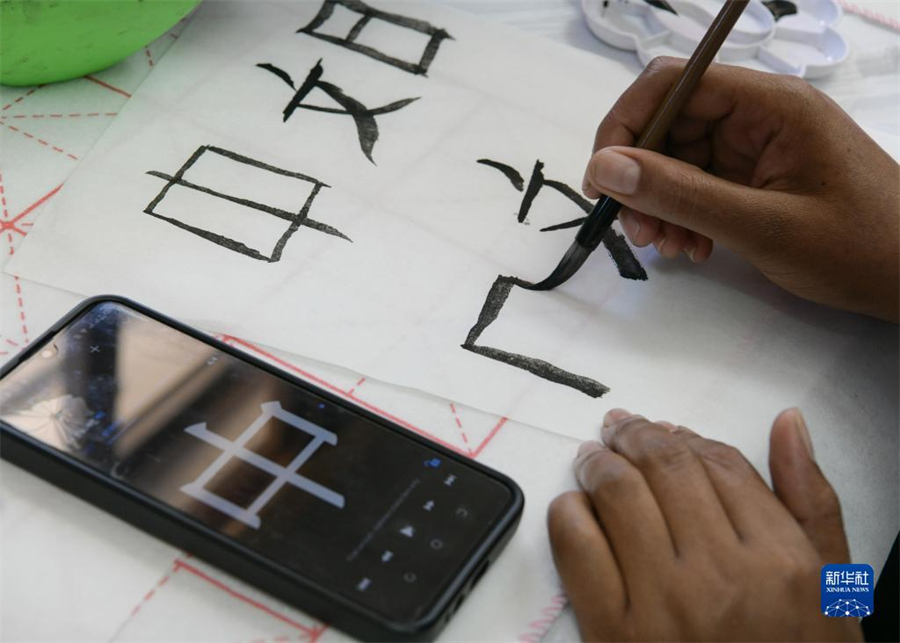 4月18日，肯尼亞學(xué)生在內(nèi)羅畢大學(xué)孔子學(xué)院舉辦的活動(dòng)上寫(xiě)毛筆字?？夏醽唭?nèi)羅畢大學(xué)孔子學(xué)院18日舉辦“中文，增進(jìn)文明對(duì)話”主題活動(dòng)，慶祝即將到來(lái)的第14個(gè)聯(lián)合國(guó)中文日?？夏醽唽W(xué)生參與互動(dòng)，進(jìn)行書(shū)法、剪紙、唱中文歌等活動(dòng)。新華社記者 韓旭 攝
